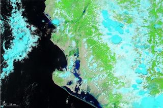 Inundaciones ahogan la costa de Perú