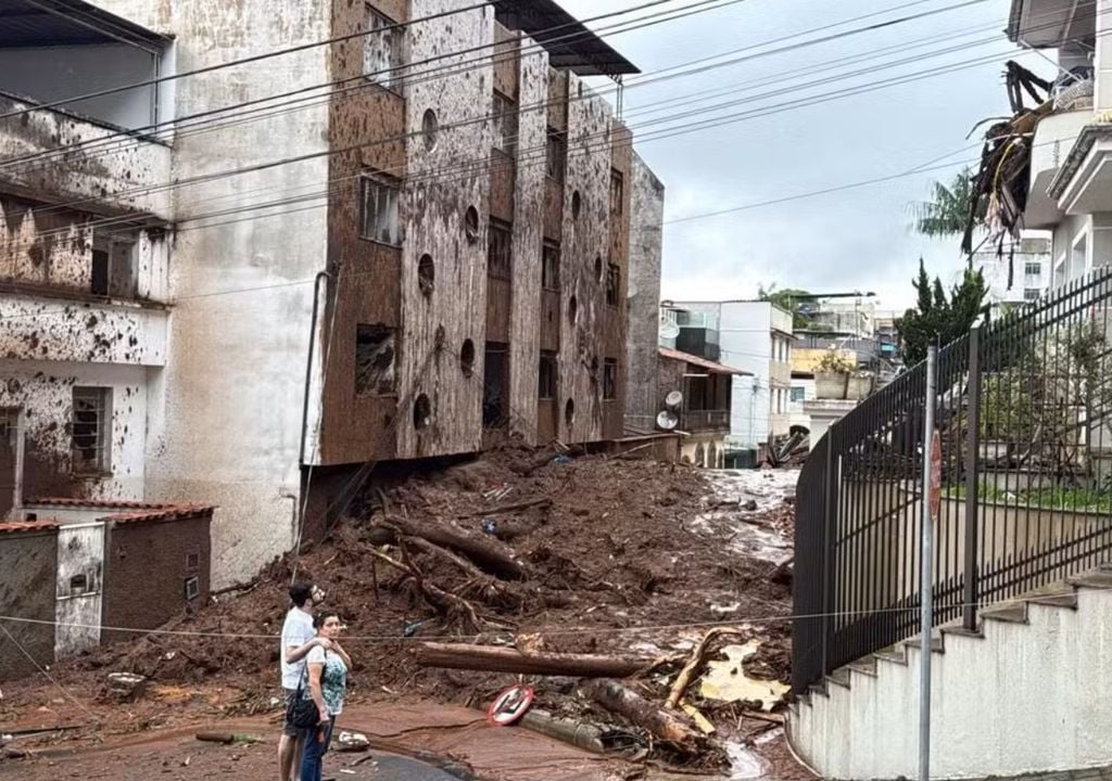 uba La combinación de precipitaciones intensas y drenaje colapsado dejó daños estructurales severos en varios barrios de la ciudad de Ubá, Minas Gerais. Gentileza: @renatasouzario en X