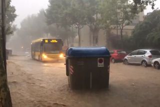 Inundaciones en Badalona: contenedores flotantes