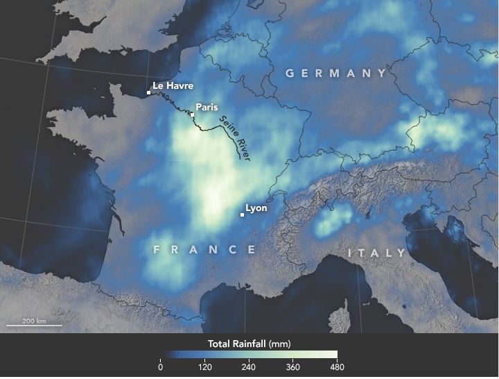 Inundaciones En Francia Con los niveles de agua del Sena de 6,1 metros (20 pies) por encima de lo normal en París, las aguas de la inundación dejó sin electricidad a miles de personas, muchas calles y el tráfico ferroviario estuvieron cortados, cerraron las escuelas, y causaron daños estimados de 1 mil millones de euros. Durante la peor parte de la inundación, el museo más visitado del mundo, el Louvre, cerró y los empleados movían y trasladaban muchas obras de arte del sótano a lugares más seguros, ya que estaban en riesgo de inundación. El mapa de arriba muestra las estimaciones por satélite de precipitación sobre el oeste de Europa del 22 de mayo al 6 de junio, recopiladas por la NASA. Estas precipitaciones totales son regionales, estimaciones obtenidas por teledetección, y las cantidades locales pueden ser significativamente mayores cuando se mide en el suelo. Gran parte de la lluvia -más de 400 milímetros (16 pulgadas) cayó en algunas zonas en el centro de Francia dentro de la cuenca de drenaje del Sena.Los datos provienen del producto IMERG de la misión Global Precipitation Measurement (GPM). IMERG reúne estimaciones de precipitación de microondas pasivas y sensores infrarrojos de varios satélites, así como los datos mensuales de precipitación de superficie, para proporcionar estimaciones de precipitación entre 60 º de latitud Norte y Sur. El satélite GPM es el núcleo de un observatorio de lluvias que incluye mediciones de la NASA, la Agencia de Exploración Aeroespacial de Japón, y otros cinco socios nacionales e internacionales.Las lluvias fueron alimentadas por un patrón de bloqueo en la corriente en chorro. De acuerdo con Weather Channel, un área de baja presión se mantuvo casi estacionaria durante días en la zona generando tormentas y lluvias persistentes y torrenciales.Fuente: NASA Earth Observatory