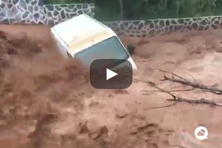 Inundaciones en Liétor: la rambla Ditar arrastrando vehículos