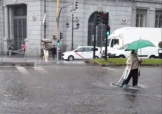 Calles y túneles de metro anegados en Madrid por un intenso chaparrón