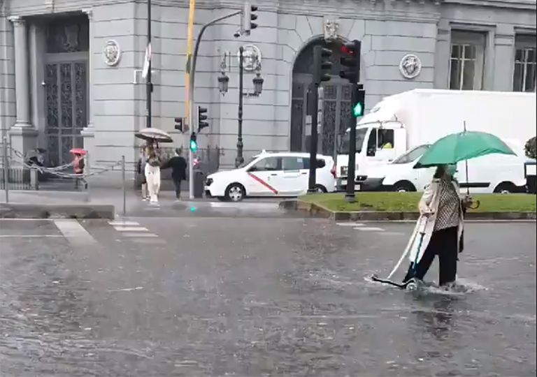 Calles y túneles de metro anegados en Madrid por un intenso chaparrón Calles y túneles de metro anegados en Madrid por un intenso chaparrón