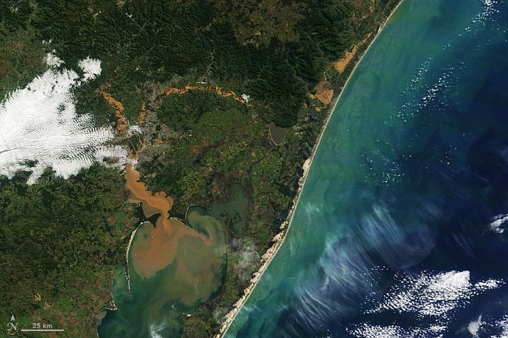 Imagen de satélite del 19 de junio de 2023 mostrando el terreno y sedimentos de agua tras las inundaciones en las proximidades de Porto Alegre. NASA