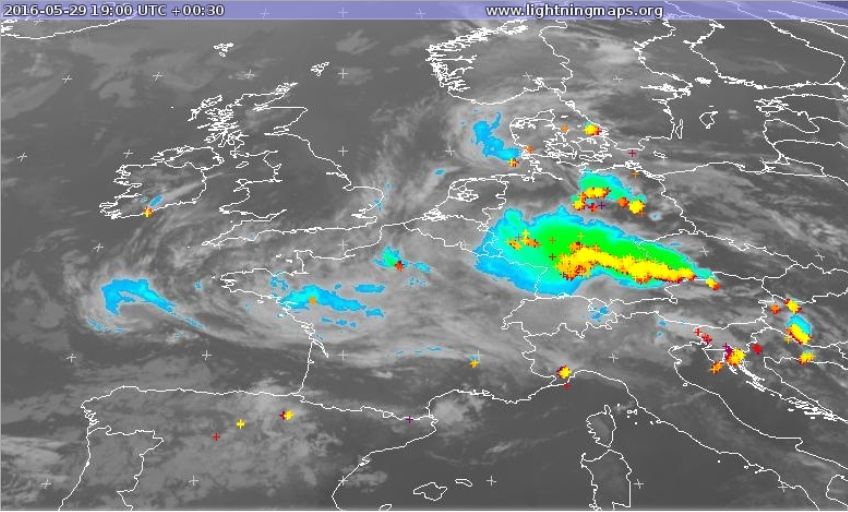 Imágenes IR realzada junto con los rayos observados en dos momentos de la tarde del 29 de mayo.