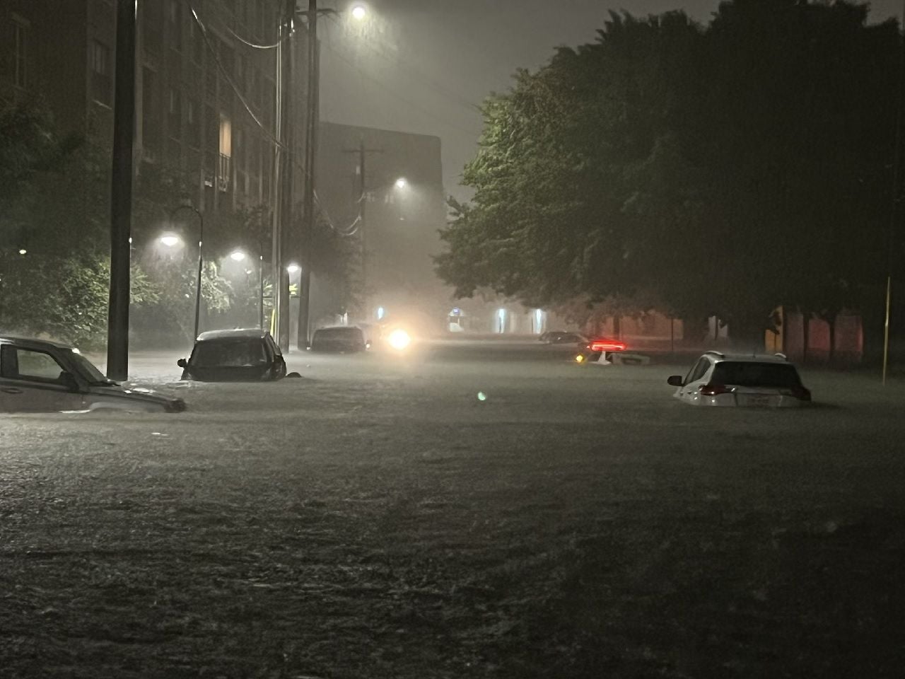 Tormenta desencadena inundaciones repentinas en el condado de Dallas. Fotografía: @bclemms