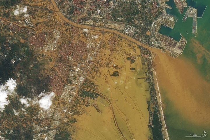 Imagen del Landsat 8 donde se muestra la inundación generalizada de tierras urbanas y agrícolas en la ciudad costera de Valencia y sus alrededores el 30 de octubre de 2024. NASA