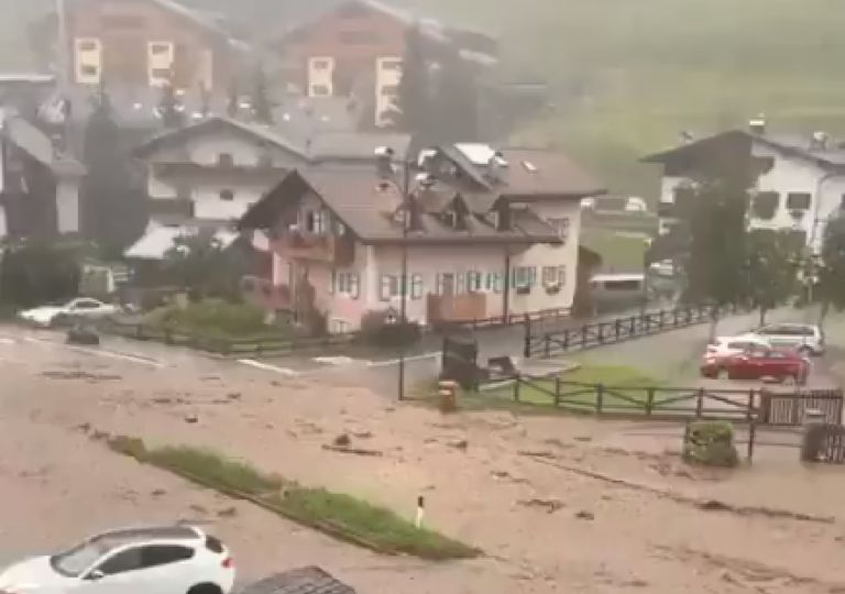 Intensas lluvias provocan inundaciones y deslizamientos en Italia Intensas lluvias provocan inundaciones y deslizamientos en Italia