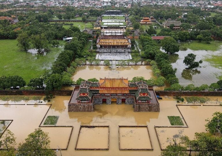 La ville impériale de Hue a été partiellement submergée par les inondations dans le centre du Vietnam. La ville impériale de Hue a été partiellement submergée par les inondations dans le centre du Vietnam.