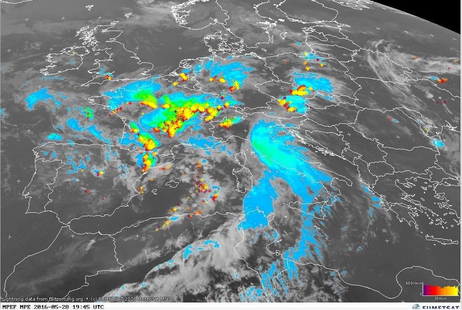 Foto 4.- Imagen realzada de satélite y rayos detectados el 28 de mayo sobre las 19:45 UTC. Imagen realzada de satélite y rayos detectados el 28 de mayo sobre las 19:45 UTC.