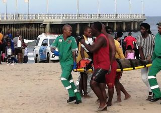 Inusual ola gigante deja tres muertos y 17 heridos en playa de Sudáfrica