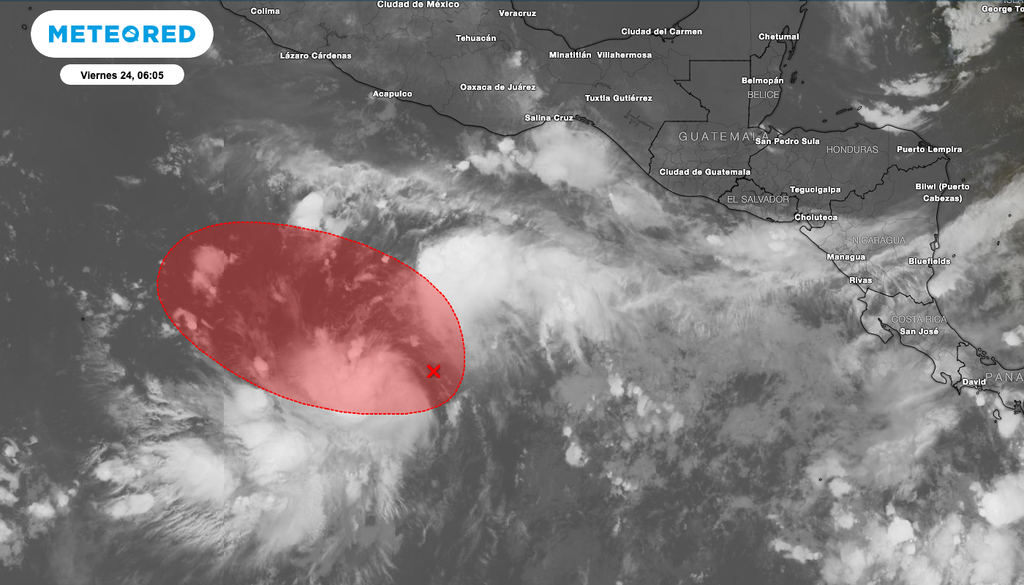 La imagen satelital, muestra la nubosidad convectiva asociada al Invest 98E, como alcanza a desprenderse y reforzar las lluvias en el Suroeste de México.