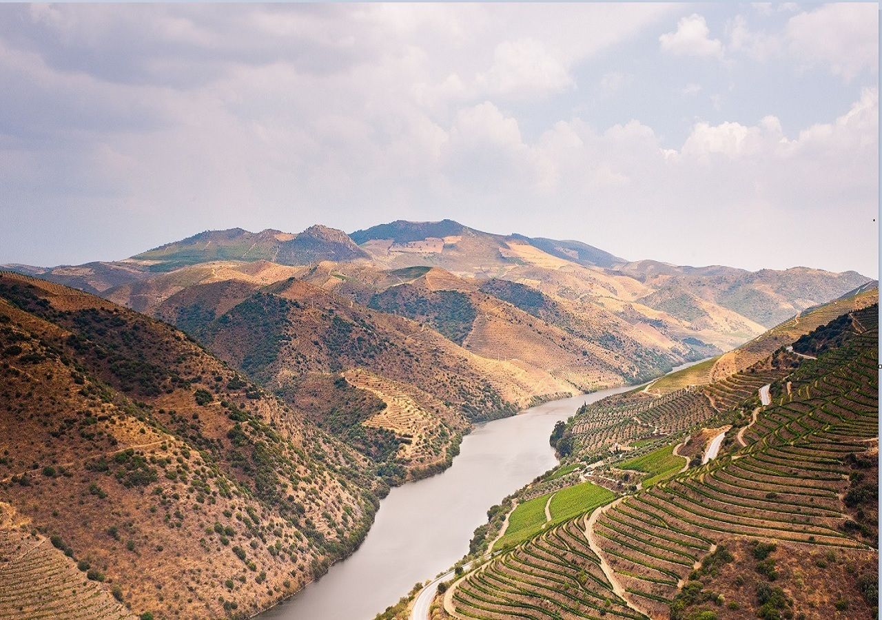 O Grande Vale do Côa, que vai desde o rio Douro, a norte, até às montanhas da Malcata, a sul, serviu de referência para o estudo sobre as estratégias de prevenção e mitigação dos fogos florestais na região mediterrânica. Foto: Adobe Stock