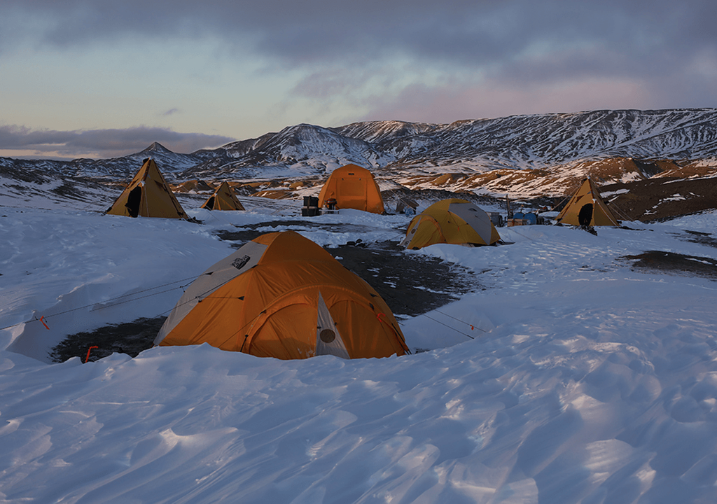 Campamento en la isla Vega, cerca de la península Antártica. Crédito: Jin Meng (Museo Americano de Historia Natural), 2016.