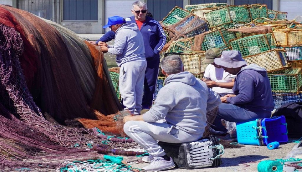 Pescadores remendam as artes de pesca As comunidades piscatórias de Vila do Conde e Póvoa de Varzim estão a ajudar os cientistas a combater o flagelo das redes de pesca abandonadas no mar. Foto: WWF Mediterranean