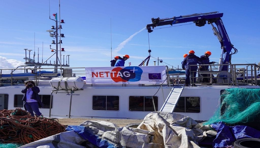 embarcação do projeto NETTAG+ O projeto NetTag+ está a ser testado nas águas atlânticas e mediterrânicas, contando com o envolvimento de sete países. Foto: WWF Mediterranean
