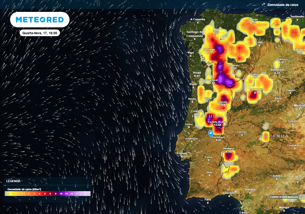 Esta é a possível distribuição da atividade elétrica pelas 16:00. As áreas manchadas a roxo são aquelas onde é expectável uma maior concentração e intensidade de descargas elétricas.