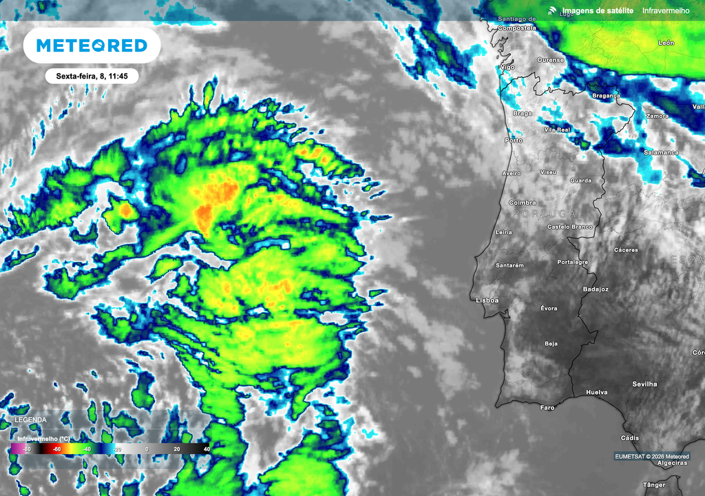 A imagem de satélite revela a vasta estrutura nebulosa associada à depressão atlântica responsável pelo agravamento do estado do tempo em Portugal continental. Os tons mais intensos indicam nuvens muito desenvolvidas, capazes de originar chuva forte, trovoada e instabilidade persistente.