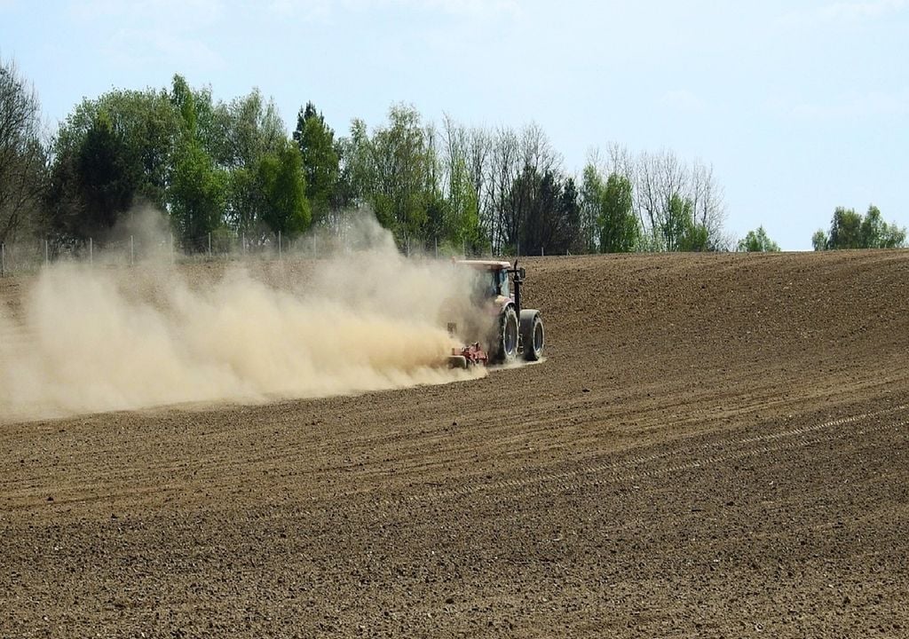 Trator num campo agrícola Trator num campo agrícola