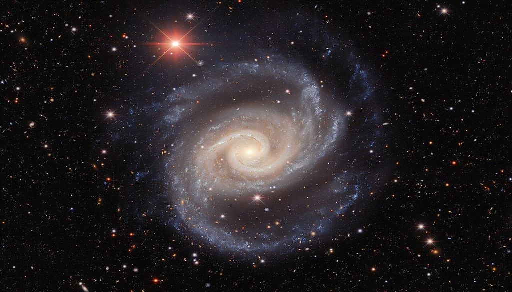 A galáxia espiral NGC 1566, uma das estruturas cósmicas que inspiram a investigação de Iris Breda. Foto: FCUP