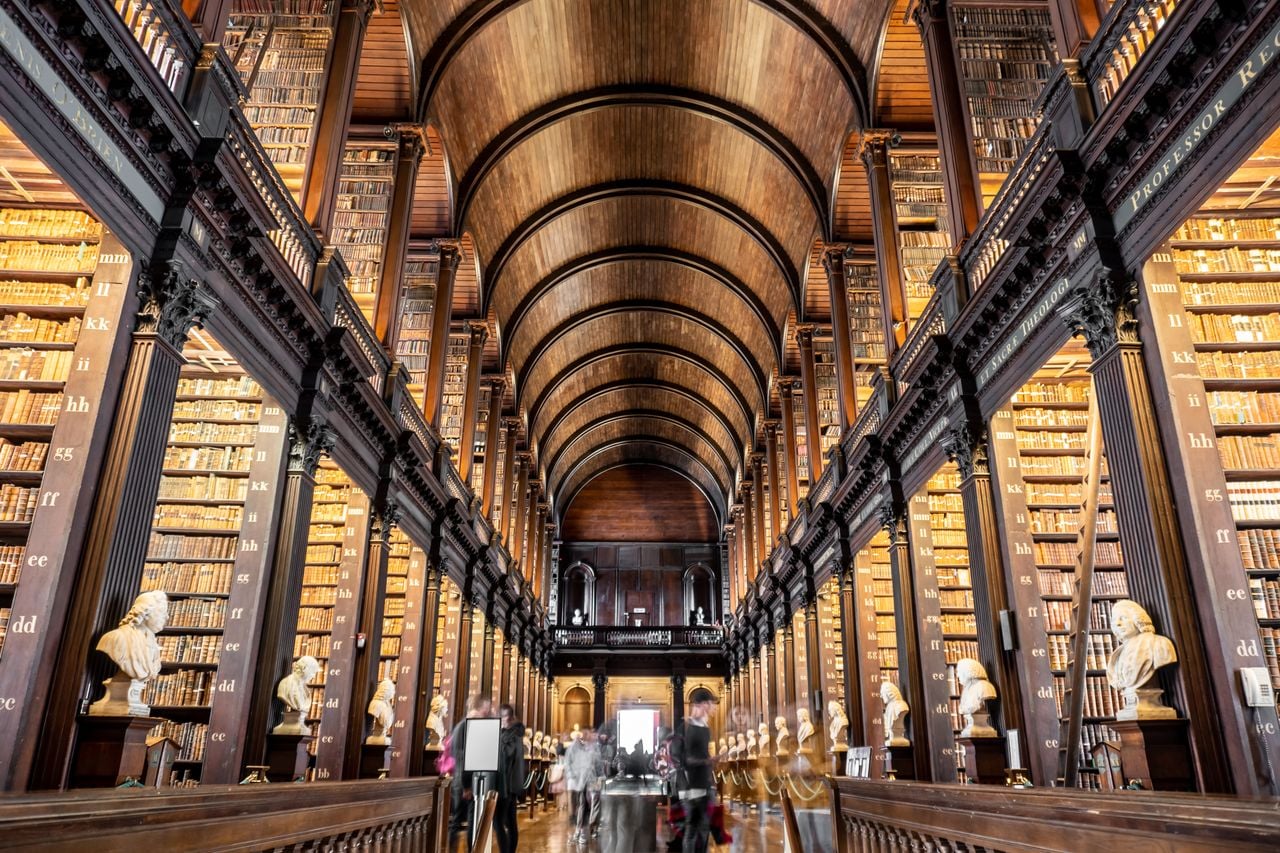 Der Long Room ist mit 65 Metern tatsächlich lang und Teil der Old Library des Trinity College. Foto: Adobe Stock