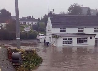 Piogge eccezionali in Irlanda, alluvione a Cork per la tempesta Babet. Allerta rossa in Gran Bretagna