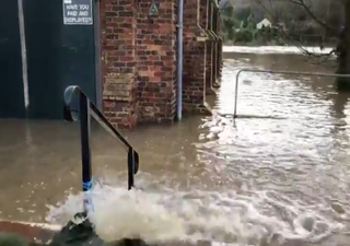 Continúan las inundaciones en Inglaterra, mientras se acerca Ellen