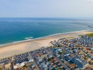 Será que a chave para uma vida mais longa é viver perto do oceano? Novas investigações sugerem isso mesmo