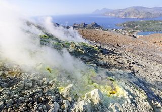 Isola di Vulcano, il rischio vulcanico è tornato sul livello di allerta verde dopo due anni: cosa vuol dire?