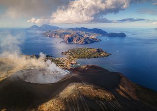 Isole Eolie, pennacchio di fumo negli ultimi giorni su Vulcano: cosa sta succedendo? Le cose da sapere e le FOTO
