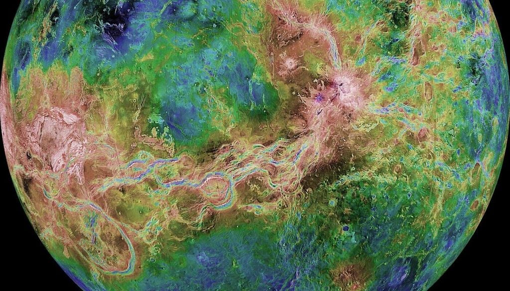 Auf der Venus gibt es riesige Grabenbrüche, die darauf hindeuten, dass der Planet geologisch noch immer aktiv ist. Hier eine Aufnahme der Venus, die bei der Magellan-Mission im Jahr 1998 entstanden ist, im Zentrum bei 180° östlicher Länge. Auf der Venus gibt es riesige Grabenbrüche, die darauf hindeuten, dass der Planet geologisch noch immer aktiv ist. Hier eine Aufnahme der Venus, die bei der Magellan-Mission im Jahr 1998 entstanden ist, im Zentrum bei 180° östlicher Länge. Bild: NASA/JPL/USGS