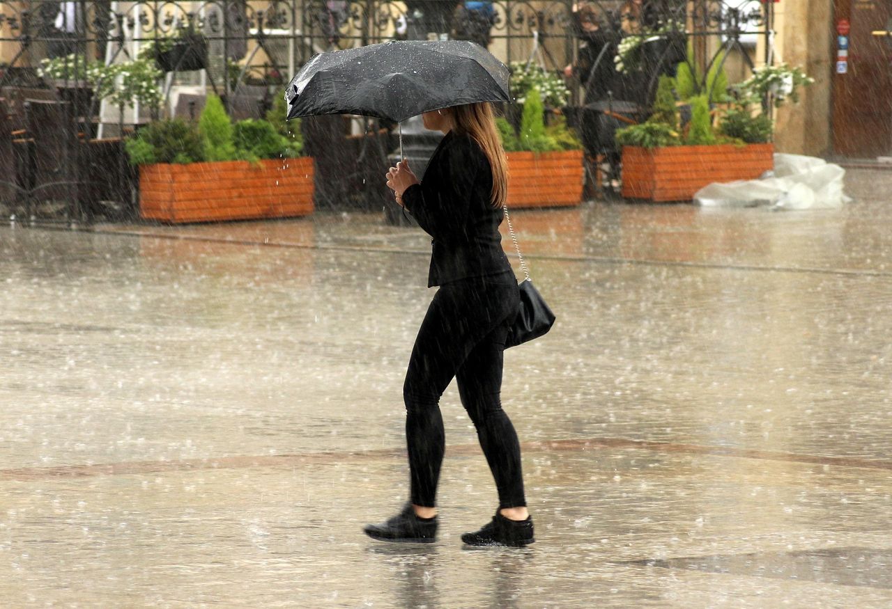 Fällt der Regen schneller und stärker, als Kanalisation und Erdreich ihn aufnehmen, können Sturzfluten entstehen.