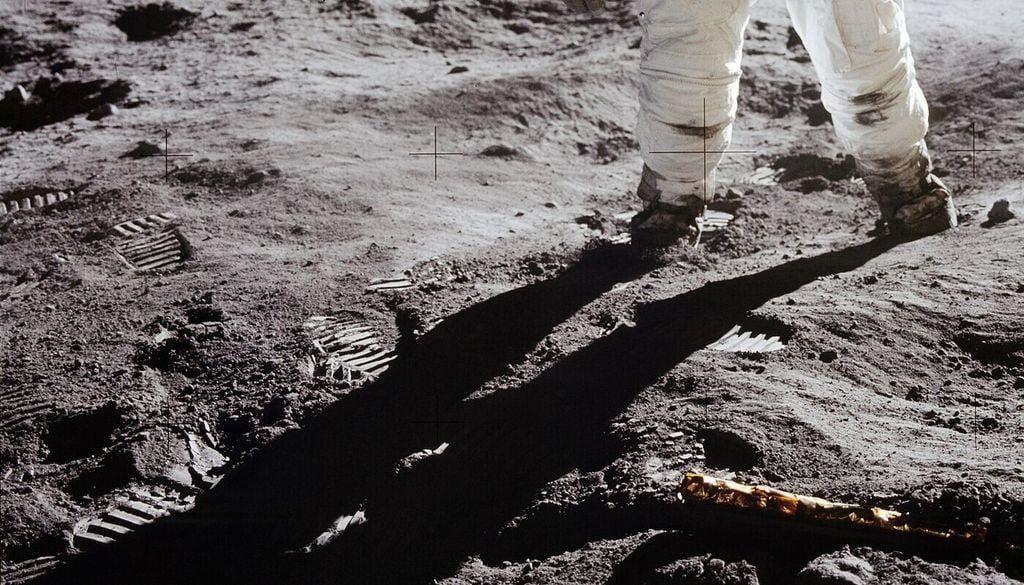 Astronaut Neil Armstrong, der seinen Kollegen Buzz Aldrin im Juli 1969 auf dem Mond fotografiert (Ausschnitt). Buzz Aldrin zeigt Stiefel- und Anzugverfärbungen, die durch anhaftenden Mondstaub verursacht wurden. Solch ein lockerer, nicht verfestigter Boden wird auch Regolith genannt. Astronaut Neil Armstrong, der seinen Kollegen Buzz Aldrin im Juli 1969 auf dem Mond fotografiert (Ausschnitt). Buzz Aldrin zeigt Stiefel- und Anzugverfärbungen, die durch anhaftenden Mondstaub verursacht wurden. Solch ein lockerer, nicht verfestigter Boden wird auch Regolith genannt. Bild: NASA/Apollo 11/AS11-40-5903