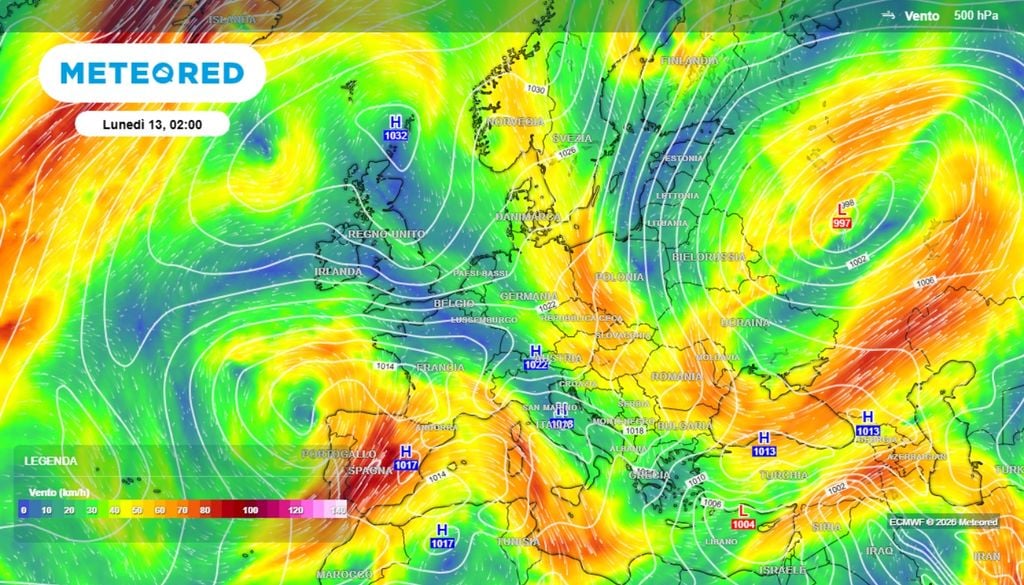 Nella mappa (a 500 hPa, nella libera atmosfera) è ben visibile la tipica conformazione di blocco ad Omega dell'anticiclone in risalita dal Nord Africa, con le due depressioni: una ad ovest, di fronte al Portogallo, e l'altra ad est, sulla Russia. ECMWF Meteored