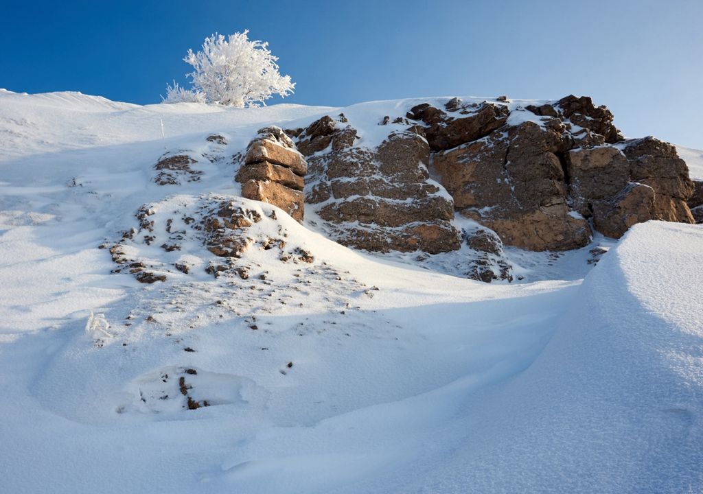 Paesaggio montano completamente innevato