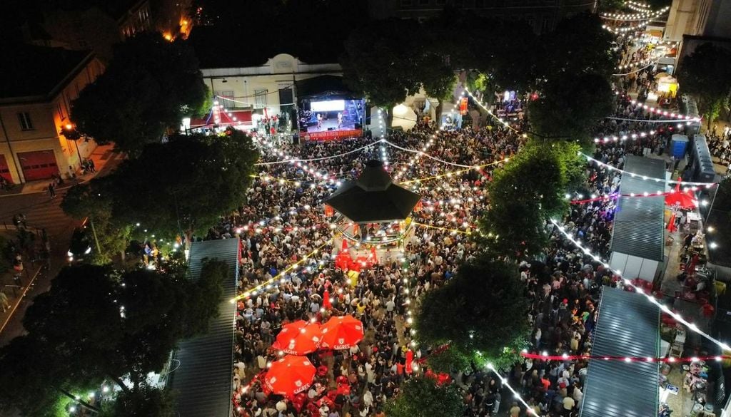 Arraiais de São Vicente Al��m dos concertos, há barraquinhas de várias associações e coletivos de bairro. Foto: Arraiais de São Vicente