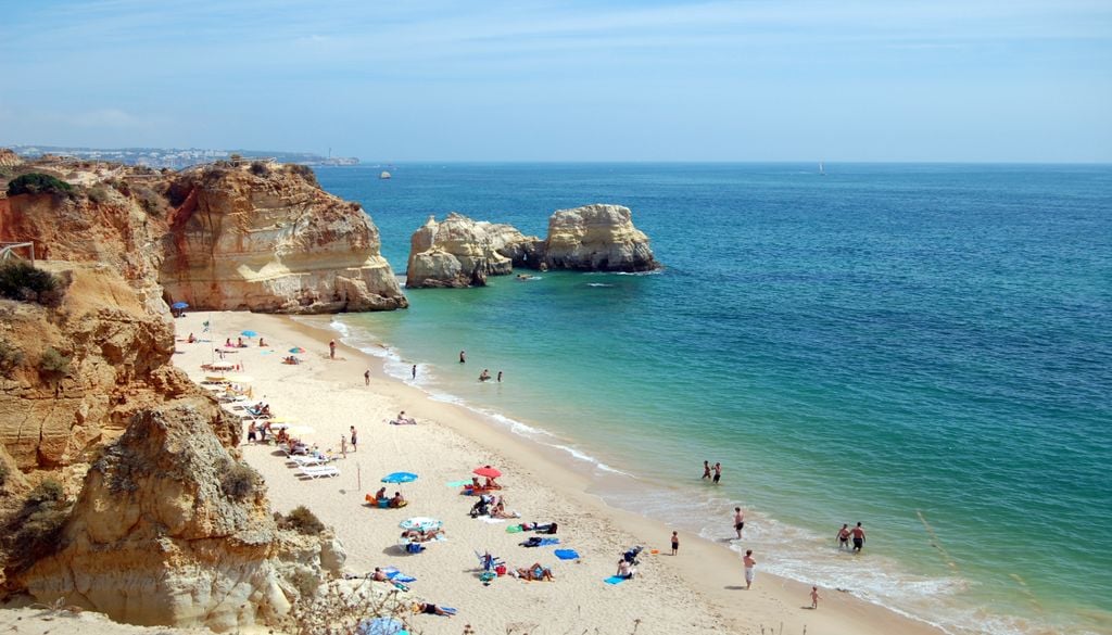 O Algarve é a região com mais praias distinguidas. Foto: Wikimedia // Steven Fruitsmaak