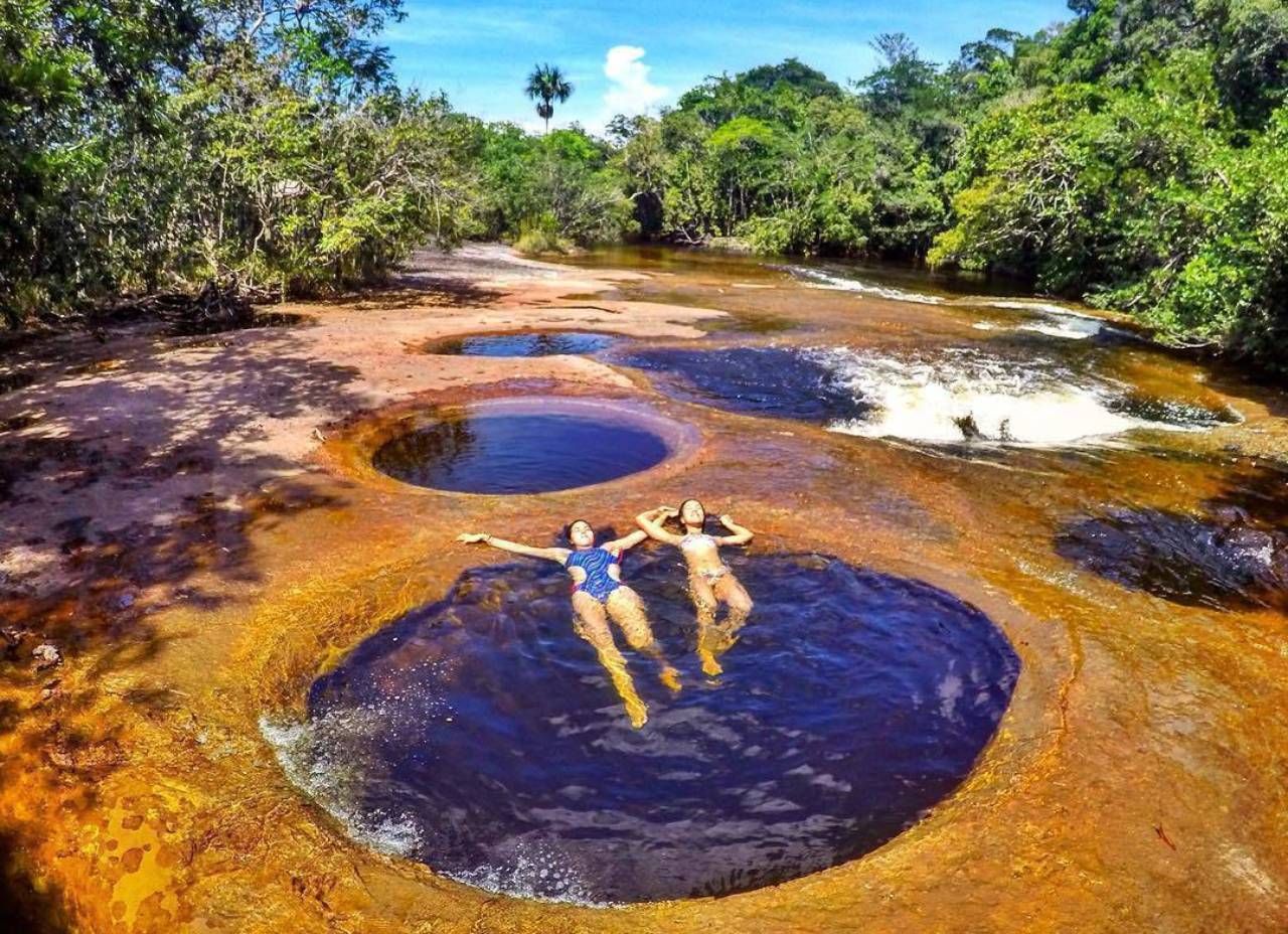 Cuando el nivel del agua es bajo, es posible nadar en las piscinas naturales de la cascada Mutum, en Presidente Figueiredo, en la Amazonía. Crédito: izabelefreitas vía @amazonasmeuamor (IG).