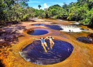 Natürliche „Whirlpools“: 5 Millionen Jahre alte Wasserbecken locken Touristen zu einem Wasserfall im Amazonasgebiet