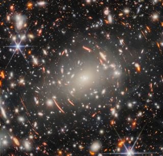 El telescopio James Webb explora el pasado lejano del universo: un megamonstruo cósmico con arcos alargados y deformados