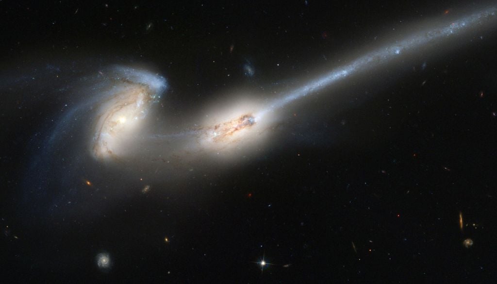 Durch Kollisionen zweier Galaxien wird deren Rotation stark abgebremst oder kommt manchmal vollständig zum Erliegen. Hier NGC 4676 (auch: Die Mäuse), zwei Galaxien, die vor etwa 150 Millionen Jahren kollidierten und in circa 400 Millionen Jahren zu einer elliptischen Galaxie verschmelzen werden. Bild: NASA/JHU/UCSC/LO/STScI/ACS Science Team/ESA