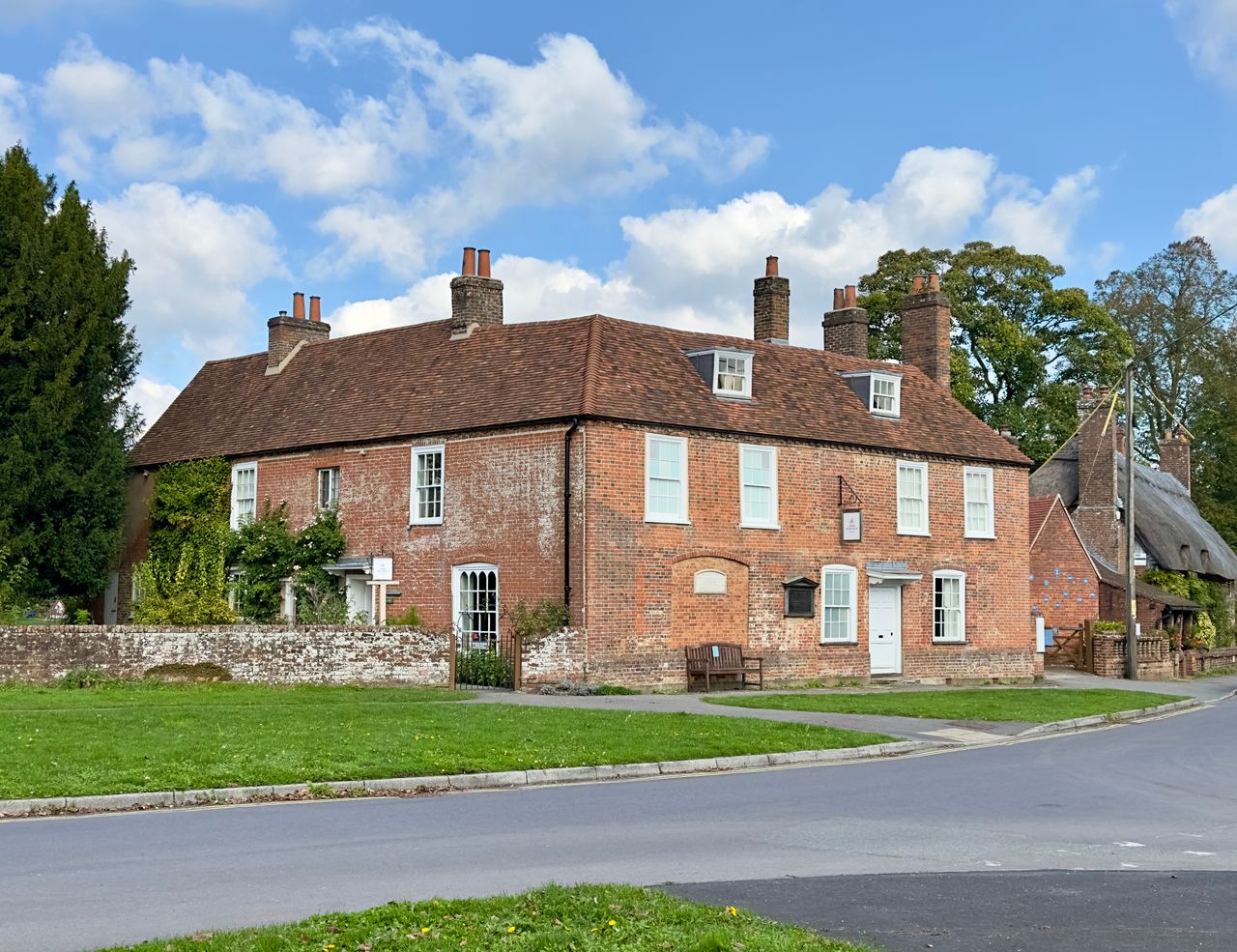 Vier Frauen und ein Cottage: Hier schrieb Jane Austen einige ihrer unsterblichen Romane. Foto: Adobe Stock