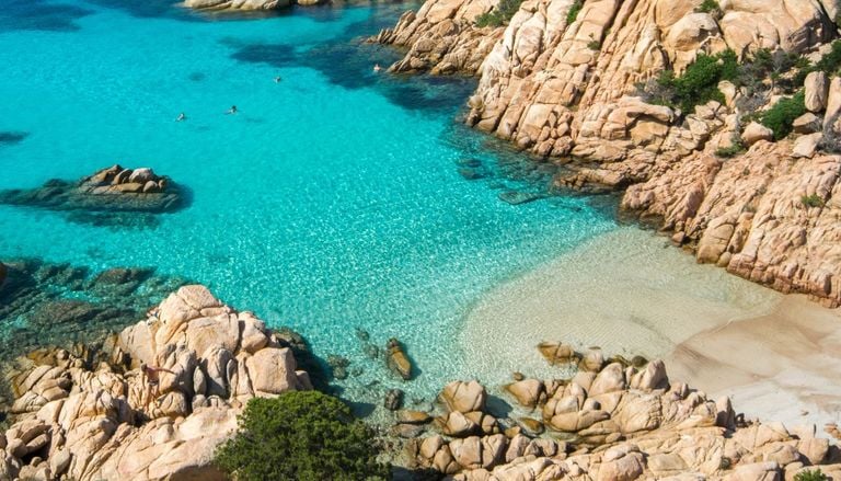 Jannik Sinner ha elegido Cerde&ntilde;a para comprarse una villa: 5 playas de ensue&ntilde;o en la isla italiana