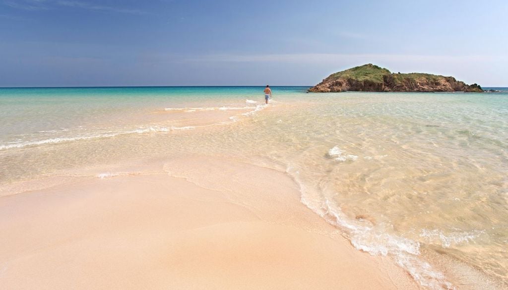 Sardegna mare La piccola isola che si trova di fronte alla spiaggia di Su Giudeu, raggiungibile a piedi quando c'è bassa marea