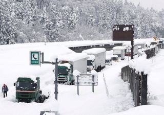 Japón: enorme tormenta de nieve atrapa a mil personas en una autopista