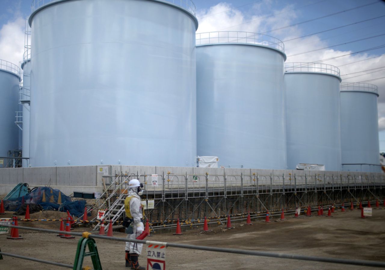 Tanques que contienen agua contaminada por radiación en la planta de energía nuclear Fukushima Daiichi, febrero de 2016. Imagen: Christopher Furlong / Gettyimages.ru