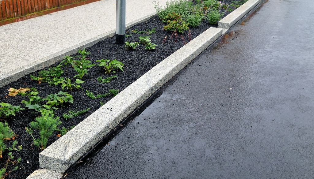 L'acqua della carreggiata viene assorbita attraverso le aperture del cordolo e grazie alla pendenza dell'asfalto.
