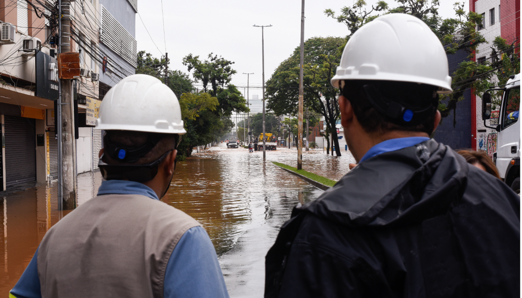 São esperados muitos transtornos relacionados a ocorrência de granizo, vendavais, formação de tornados isolados e acumulados elevados de chuva. Em situações de emergência, acione a Defesa Civil (199) ou o Corpo de Bombeiros (193). São esperados muitos transtornos relacionados a ocorrência de granizo, vendavais, formação de tornados isolados e acumulados elevados de chuva. Em situações de emergência, acione a Defesa Civil (199) ou o Corpo de Bombeiros (193).
