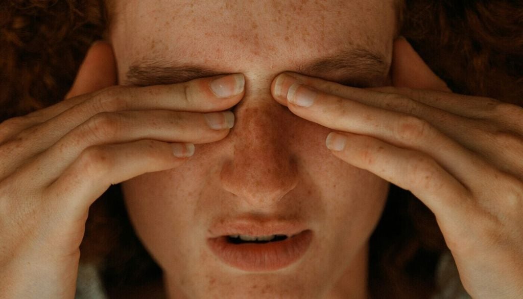 Zu den oft genannten gesundheitlichen Beschwerden bei Hitze gehören neben Abgeschlagenheit, Müdigkeit und Schlafproblemen auch Kreislaufbeschwerden, Kopfschmerzen oder Schwindel. Zu den oft genannten gesundheitlichen Beschwerden bei Hitze gehören neben Abgeschlagenheit, Müdigkeit und Schlafproblemen auch Kreislaufbeschwerden, Kopfschmerzen oder Schwindel. Bild: Tom Caillarec/Unsplash