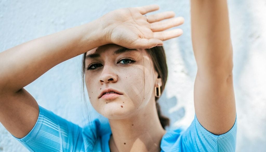 An der Hitze leiden Frauen (40 Prozent) fast doppelt so häufig wie Männer (21 Prozent). An der Hitze leiden Frauen (40 Prozent) fast doppelt so häufig wie Männer (21 Prozent). Bild: Ruben Ramirez/Unsplash